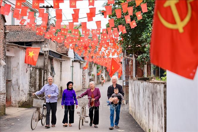 Nhiều tuyến đường tại xã Minh Châu được trang hoàng cờ hoa rực rỡ. Ảnh: Phạm Tuấn Anh - TTXVN