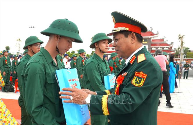 Thiếu tướng Quách Văn Nhỏ, Phó Tư lệnh Quân khu 9 tặng quà cho thanh niên lên đường nhập ngũ tại điểm giao nhận quân số 2 (phường Rạch Giá). Ảnh: Văn Sĩ - TTXVN