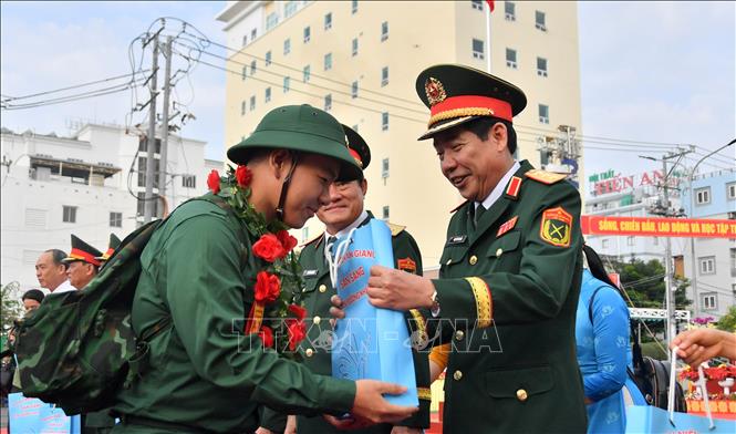 Thượng tướng Nguyễn Văn Gấu, Ủy viên Trung ương Đảng, Ủy viên Quân ủy Trung ương, Thứ trưởng Bộ Quốc phòng tặng quà động viên các tân binh. Ảnh: Văn Sĩ - TTXVN