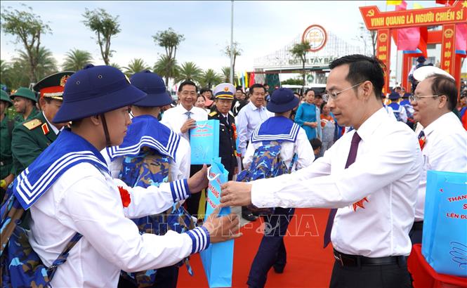 Phó Bí thư thường trực Tỉnh ủy, Chủ tịch HĐND tỉnh An Giang Nguyễn Thanh Nhàn tặng quà động viên thanh niên lên đường nhập ngũ tại điểm giao nhận quân số 2 (phường Rạch Giá). Ảnh: Văn Sĩ - TTXVN