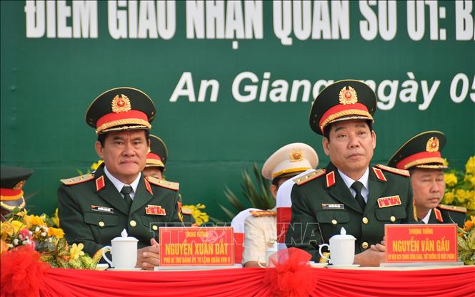Thượng tướng Nguyễn Văn Gấu, Ủy viên Trung ương Đảng, Ủy viên Quân ủy Trung ương, Thứ trưởng Bộ Quốc phòng và Trung tướng Nguyễn Xuân Dắt, Tư lệnh Quân khu 9 dự lễ giao, nhận quân tại điểm số 1 (Long Xuyên, An Giang). Ảnh: Văn Sĩ - TTXVN