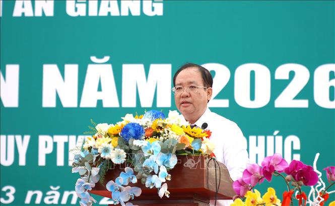 Phó Chủ tịch Thường trực UBND tỉnh An Giang Nguyễn Thanh Phong phát biểu tại điểm giao nhận quân số 2 (phường Rạch Giá). Ảnh: Văn Sĩ - TTXVN