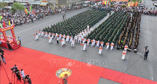 Toàn cảnh lễ giao, nhận quân tại điểm số 1, phường Long Xuyên (An Giang). Ảnh: Văn Sĩ - TTXVN