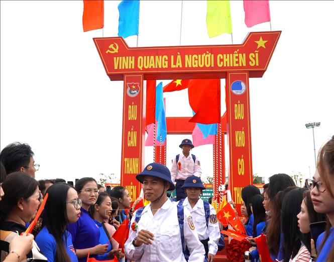 Thanh niên An Giang hăng hái lên đường nhập ngũ. Ảnh: Văn Sĩ - TTXVN