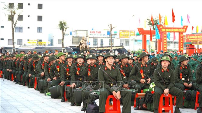 Thanh niên thực hiện nghĩa vụ Công an nhân dân hăng hái lên đường nhập ngũ. Ảnh: Văn Sĩ - TTXVN