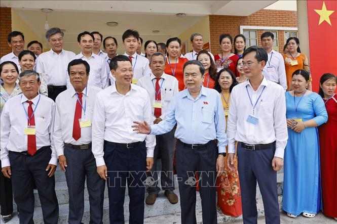 Chủ tịch Quốc hội Trần Thanh Mẫn với cán bộ đơn vị bầu cử số 4, khu vực bỏ phiếu số 17 – phường Tân Triều, tỉnh Đồng Nai. Ảnh: Doãn Tấn - TTXVN