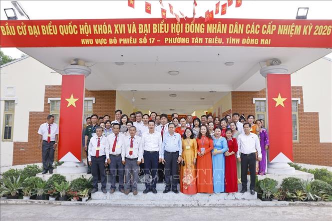 Chủ tịch Quốc hội Trần Thanh Mẫn với cán bộ đơn vị bầu cử số 4, khu vực bỏ phiếu số 17 – phường Tân Triều, tỉnh Đồng Nai. Ảnh: Doãn Tấn - TTXVN