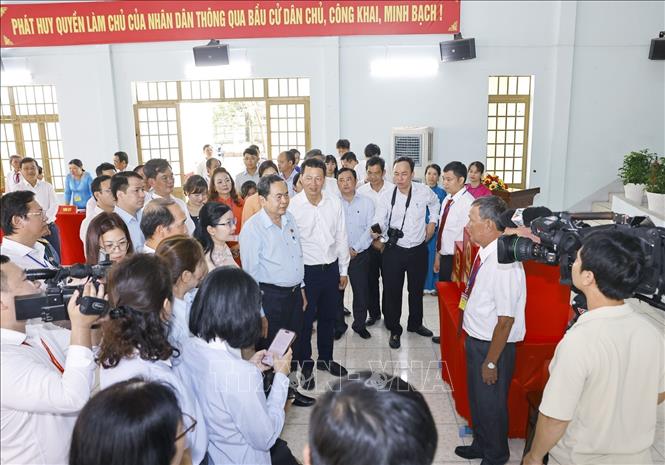 Chủ tịch Quốc hội Trần Thanh Mẫn khảo sát thực tế tại đơn vị bầu cử số 4, khu vực bỏ phiếu số 17 – phường Tân Triều, tỉnh Đồng Nai. Ảnh: Doãn Tấn - TTXVN