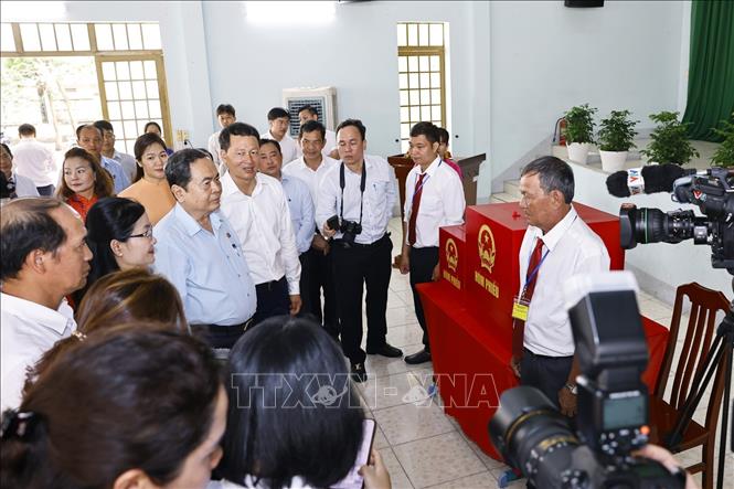 Chủ tịch Quốc hội Trần Thanh Mẫn khảo sát thực tế tại đơn vị bầu cử số 4, khu vực bỏ phiếu số 17 – phường Tân Triều, tỉnh Đồng Nai. Ảnh: Doãn Tấn - TTXVN