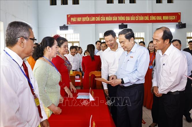 Chủ tịch Quốc hội Trần Thanh Mẫn khảo sát thực tế tại đơn vị bầu cử số 4, khu vực bỏ phiếu số 17 – phường Tân Triều, tỉnh Đồng Nai. Ảnh: Doãn Tấn - TTXVN