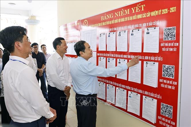 Tại đơn vị bầu cử số 4, khu vực bỏ phiếu số 17 – phường Tân Triều, tỉnh Đồng Nai, danh sách tiểu sử tóm tắt các ứng cử viên được niêm yết đồng thời bằng cả giấy in và mã QR (số hóa) giúp tăng tính minh bạch, tiện lợi cho cử tri tra cứu thông tin. Ảnh: Doãn Tấn - TTXVN