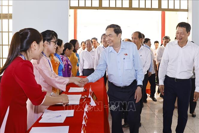 Chủ tịch Quốc hội Trần Thanh Mẫn khảo sát thực tế tại đơn vị bầu cử số 4, khu vực bỏ phiếu số 17 – phường Tân Triều, tỉnh Đồng Nai. Ảnh: Doãn Tấn - TTXVN