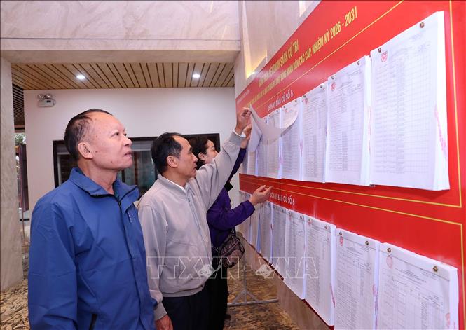 Cử tri xem danh sách người ứng cử đại biểu Quốc hội khóa XVI, đại biểu HĐND các cấp nhiệm kỳ 2026-2031 tại Đơn vị bầu cử số 13. Đơn vị bầu cử số 13