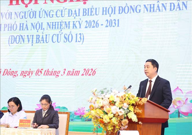 Ông Vũ Gia Luyện, Chủ tịch Hội đồng Quản trị kiêm Tổng Giám đốc Công ty Cổ phần Giải pháp Công nghệ thông tin Quốc tế trình bày chương trình hành động tại hội nghị. Ảnh: Văn Điệp - TTXVN