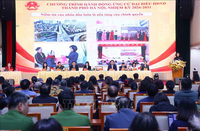 Bà Phùng Thị Hồng Hà, Phó Bí thư Thành ủy, Chủ tịch HĐND thành phố Hà Nội trình bày chương trình hành động tại hội nghị. Ảnh: Văn Điệp - TTXVN