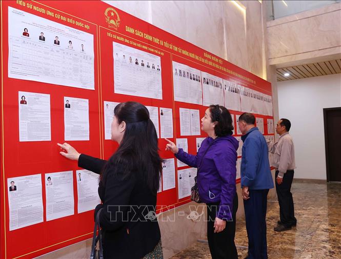 Cử tri xem danh sách người ứng cử đại biểu Quốc hội khóa XVI, đại biểu HĐND các cấp nhiệm kỳ 2026-2031 tại Đơn vị bầu cử số 13. Đơn vị bầu cử số 13. Ảnh: Văn Điệp - TTXVN