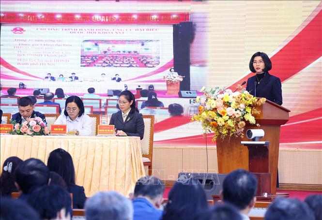 Bà Phùng Thị Hồng Hà, Phó Bí thư Thành ủy, Chủ tịch HĐND thành phố Hà Nội trình bày chương trình hành động tại hội nghị. Ảnh: Văn Điệp - TTXVN
