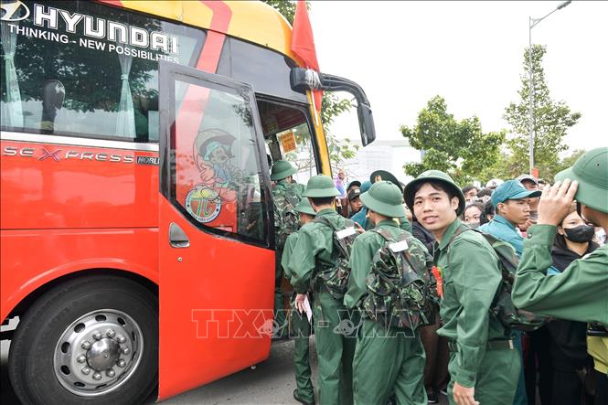 Các tân binh lên đường về đơn vị mới. Ảnh: TTXVN phát
