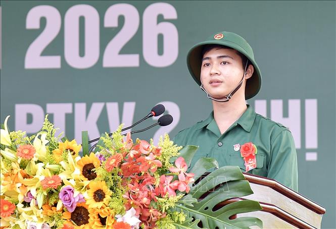 Đại diện tân binh phát biểu cảm tưởng tại buổi lễ giao, nhận quân. Ảnh: TTXVN phát