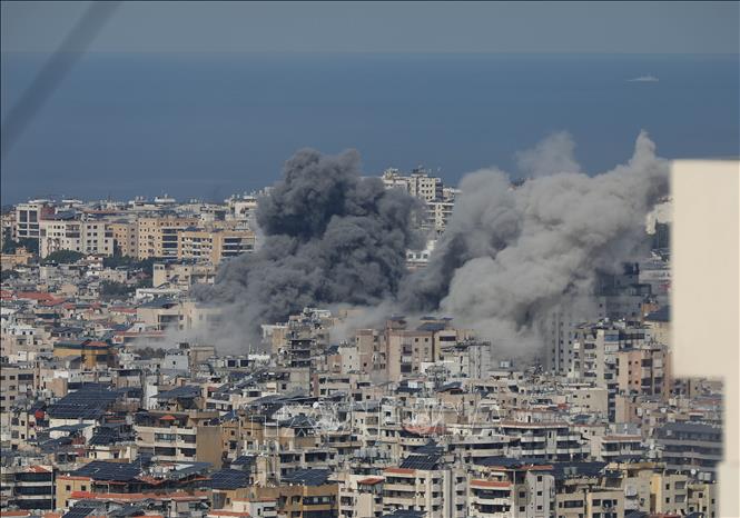 Khói bốc lên sau cuộc không kích của Israel tại Beirut, Liban, ngày 4/3/2026. Ảnh: THX/TTXVN