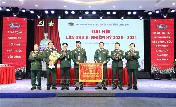 Hội Doanh nhân Cựu chiến binh tỉnh Lạng Sơn nhận Cờ thi đua của Hội Cựu chiến binh Việt Nam tại Đại hội. Ảnh: Anh Tuấn – TTXVN
