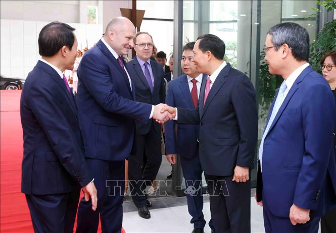 Đại tướng Lương Tam Quang, Bộ trưởng Bộ Công an giới thiệu thành phần đoàn đại biểu Bộ Công an Việt Nam với Bộ trưởng Bộ Tình trạng khẩn cấp Liên bang Nga Aleksandr Kurenkov. Ảnh: Phạm Kiên - TTXVN