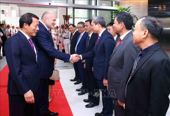 Đại tướng Lương Tam Quang, Bộ trưởng Bộ Công an giới thiệu thành phần đoàn đại biểu Bộ Công an Việt Nam với Bộ trưởng Bộ Tình trạng khẩn cấp Liên bang Nga Aleksandr Kurenkov. Ảnh: Phạm Kiên - TTXVN