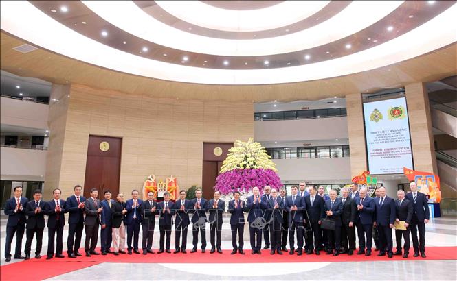 Đại tướng Lương Tam Quang, Bộ trưởng Bộ Công an và Bộ trưởng Bộ Tình trạng khẩn cấp Liên bang Nga Aleksandr Kurenkov cùng các đại biểu. Ảnh: Phạm Kiên - TTXVN