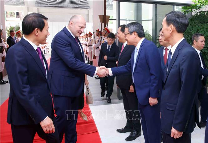 Đại tướng Lương Tam Quang, Bộ trưởng Bộ Công an giới thiệu thành phần đoàn đại biểu Bộ Công an Việt Nam với Bộ trưởng Bộ Tình trạng khẩn cấp Liên bang Nga Aleksandr Kurenkov. Ảnh: Phạm Kiên - TTXVN