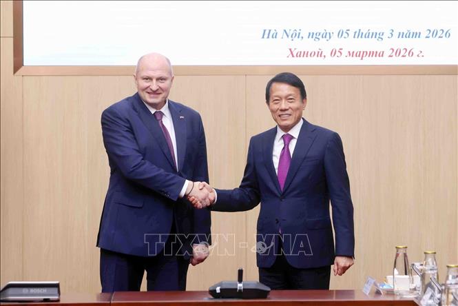 Đại tướng Lương Tam Quang, Bộ trưởng Bộ Công an Việt Nam với Bộ trưởng Bộ Tình trạng khẩn cấp Liên bang Nga Aleksandr Kurenkov. Ảnh: Phạm Kiên - TTXVN
