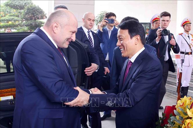 Đại tướng Lương Tam Quang, Bộ trưởng Bộ Công an đón  Bộ trưởng Bộ Tình trạng khẩn cấp Liên bang Nga Aleksandr Kurenkov. Ảnh: Phạm Kiên - TTXVN