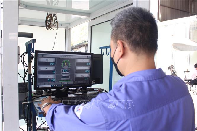 Các thông số kỹ thuật đều được thao tác trên bảng máy tính điện tử. Ảnh: Nguyễn Thắng - TTXVN