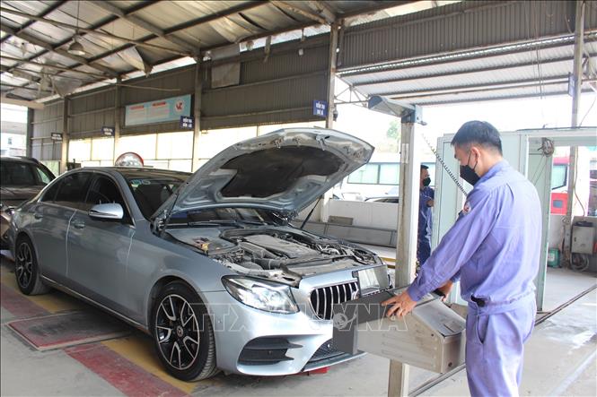 Quy trình kiểm định khí tải được thực hiện nghiêm theo đúng quy trình tại Trung tâm đăng kiểm xe cơ giới 29-01S trên đường Phạm Văn Đồng. Ảnh: Nguyễn Thắng - TTXVN