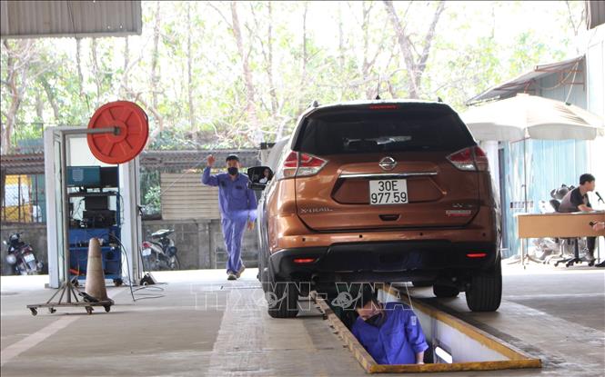Các bước trong quy trình đăng kiểm được thực hiện tuần tự theo đúng quy định. Ảnh: TTXVN phát
