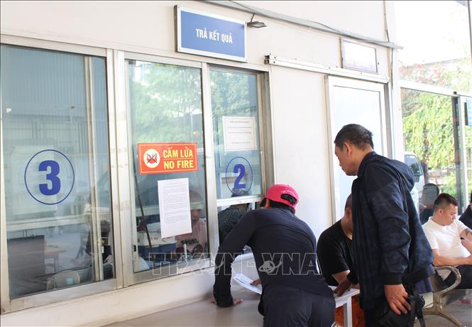 Các chủ xe bày tỏ hài lòng khi nhận kết quả đăng kiểm. Ảnh: Nguyễn Thắng - TTXVN