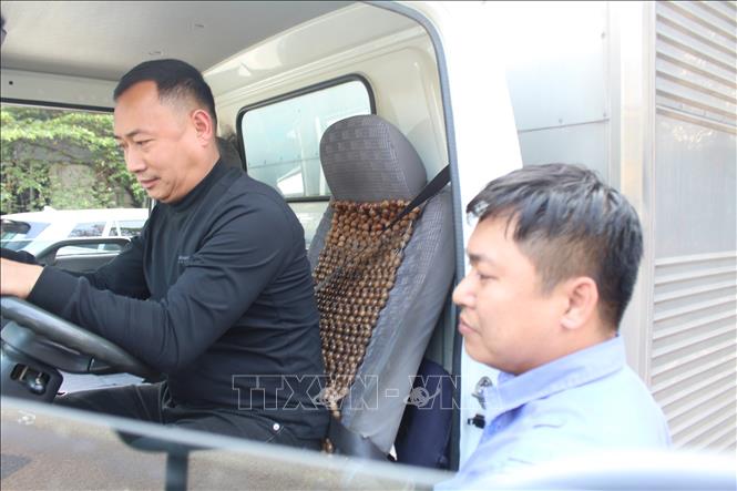 Nhân viên đăng kiểm thông báo và giải thích trực tiếp cho chủ xe. Ảnh: Nguyễn Thắng - TTXVN