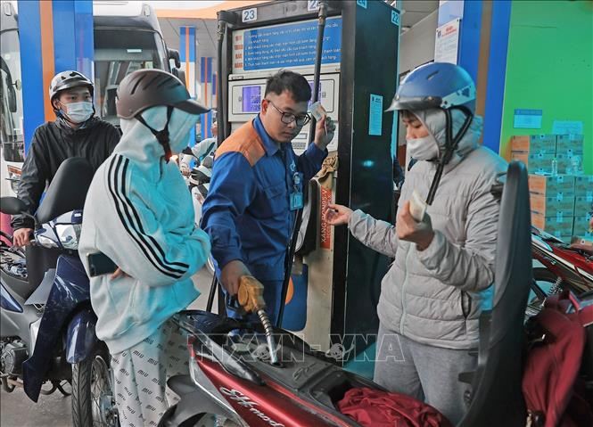 Mua, bán xăng tại điểm kinh doanh xăng, dầu Petrolimex. Ảnh: Trần Việt - TTXVN