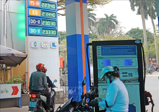 Bảng niêm yết giá bán tại điểm kinh doanh xăng, dầu Petrolimex. Ảnh: Trần Việt - TTXVN