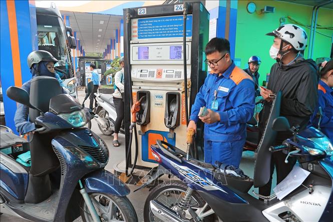 Mua, bán xăng tại điểm kinh doanh xăng, dầu Petrolimex. Ảnh: Trần Việt - TTXVN