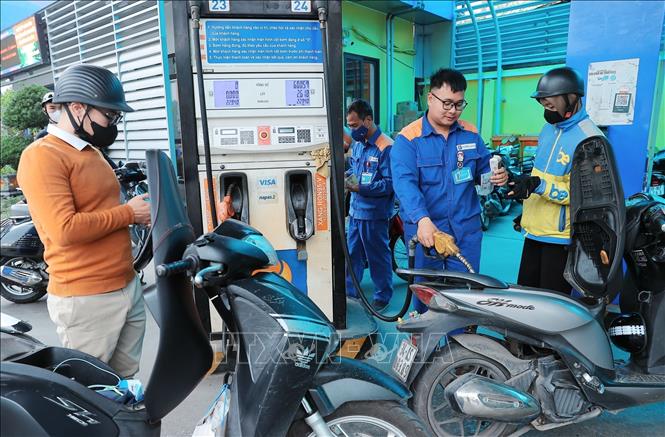 Mua, bán xăng tại điểm kinh doanh xăng, dầu Petrolimex. Ảnh: Trần Việt - TTXVN