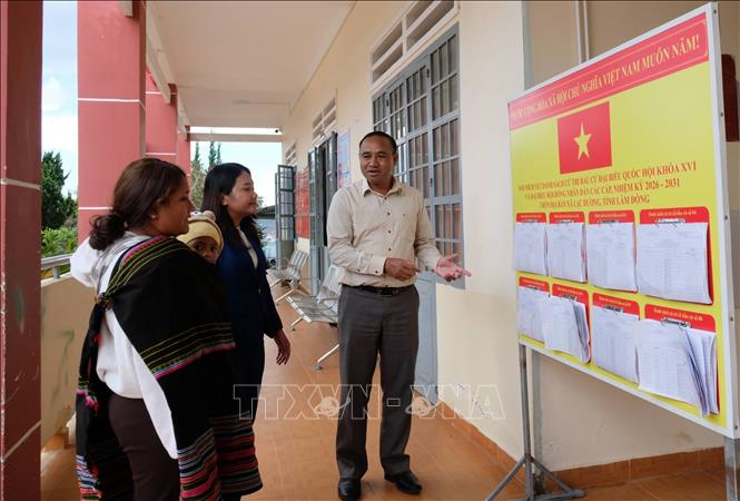 Xã Lạc Dương (Lâm Đồng) hiện đã hoàn thành niêm yết công khai danh sách cử tri trên địa bàn. Ảnh: Nguyễn Dũng – TTXVN
