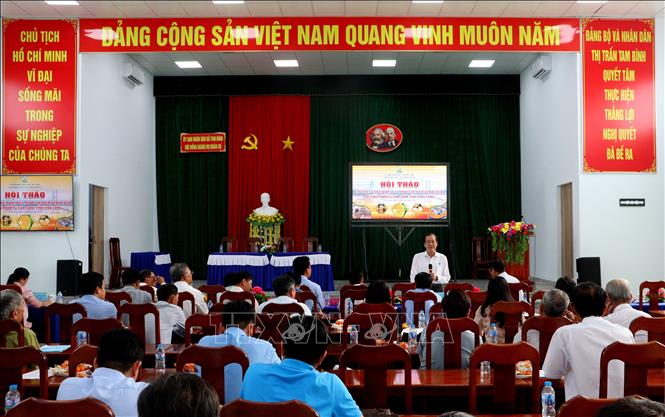 Đại biểu giải đáp thắc mắc của các hợp tác xã, doanh nghiệp trồng, mua bán cam sành. Ảnh: Lê Thúy Hằng - TTXVN