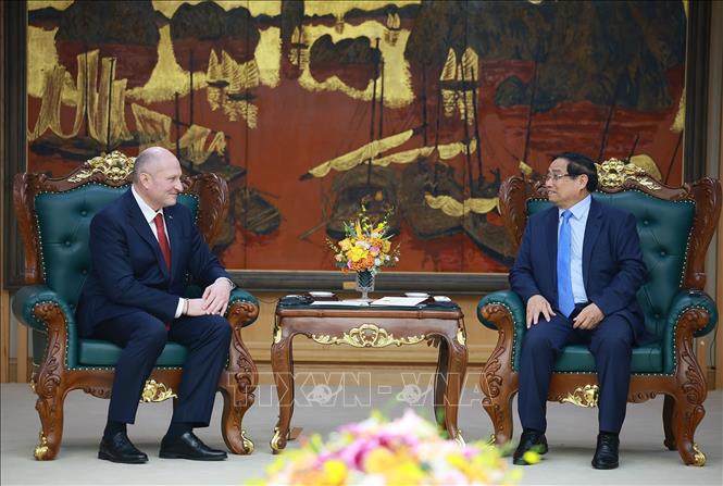 Thủ tướng Phạm Minh Chính tiếp Bộ trưởng Bộ Tình trạng khẩn cấp Liên bang Nga Aleksandr Kurenkov. Ảnh: Dương Giang-TTXVN 
