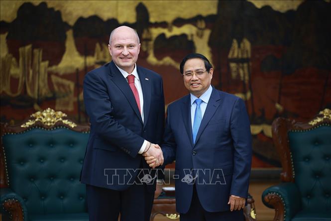 Thủ tướng Phạm Minh Chính tiếp Bộ trưởng Bộ Tình trạng khẩn cấp Liên bang Nga Aleksandr Kurenkov. Ảnh: Dương Giang-TTXVN 
