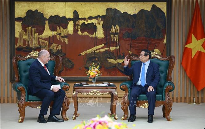 Thủ tướng Phạm Minh Chính tiếp Bộ trưởng Bộ Tình trạng khẩn cấp Liên bang Nga Aleksandr Kurenkov. Ảnh: Dương Giang-TTXVN 
