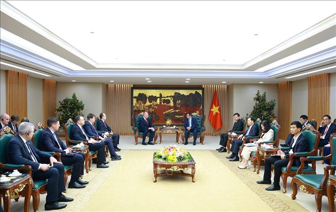 Thủ tướng Phạm Minh Chính tiếp Bộ trưởng Bộ Tình trạng khẩn cấp Liên bang Nga Aleksandr Kurenkov. Ảnh: Dương Giang-TTXVN 
