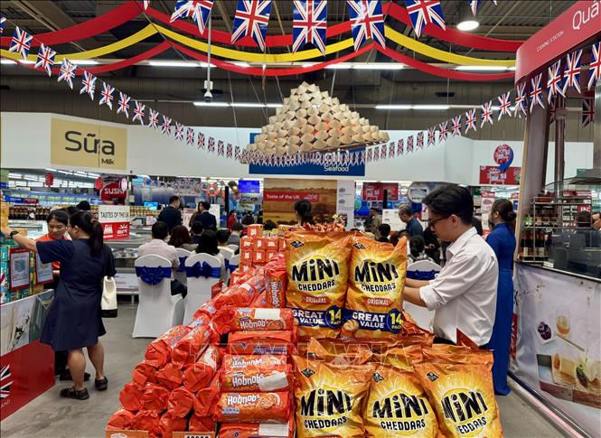 A wide range of products, including dairy, cheese, beverages, jams, cereals, biscuits and snacks from reputable British brands, are being introduced through the MM Mega Market Vietnam retail system. VNA Photo: Hương Giang