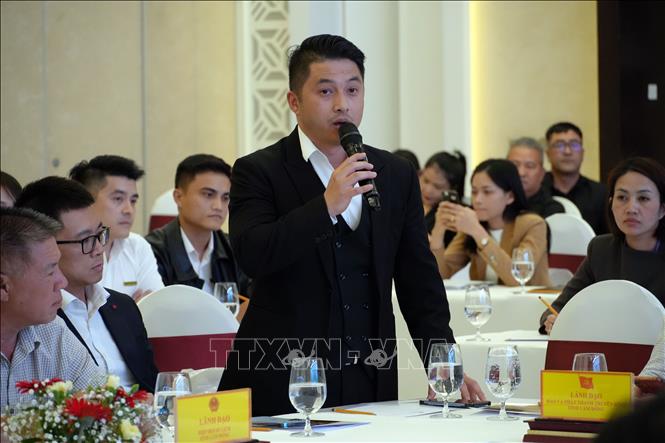 Ông Lê Tăng Trọng Nghĩa, Giám đốc VietTravel Lâm Đồng hiến kế cho tỉnh Lâm Đồng quảng bác, mở rộng thu hút du lịch từ các quốc gia xứ nóng sau khi Cảng hàng không quốc tế Liên Khương nâng cấp xong. Ảnh: Chu Quốc Hùng-TTXVN