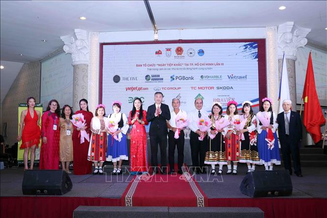 Các đại biểu dự chương trình chụp ảnh lưu niệm. Ảnh: Xuân Khu-TTXVN