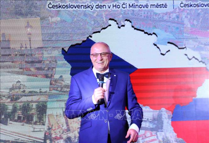 Ông Jozef Belicky, Thị trưởng thị trấn Sala, vùng Nitra, Slovakia phát biểu tại chương trình. Ảnh: Xuân Khu-TTXVN